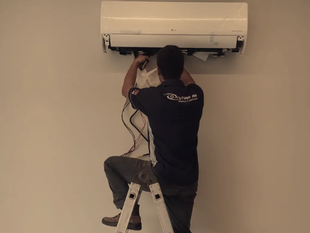 Técnico da ENERGY instalando a evaporadora de um split LG na parede
