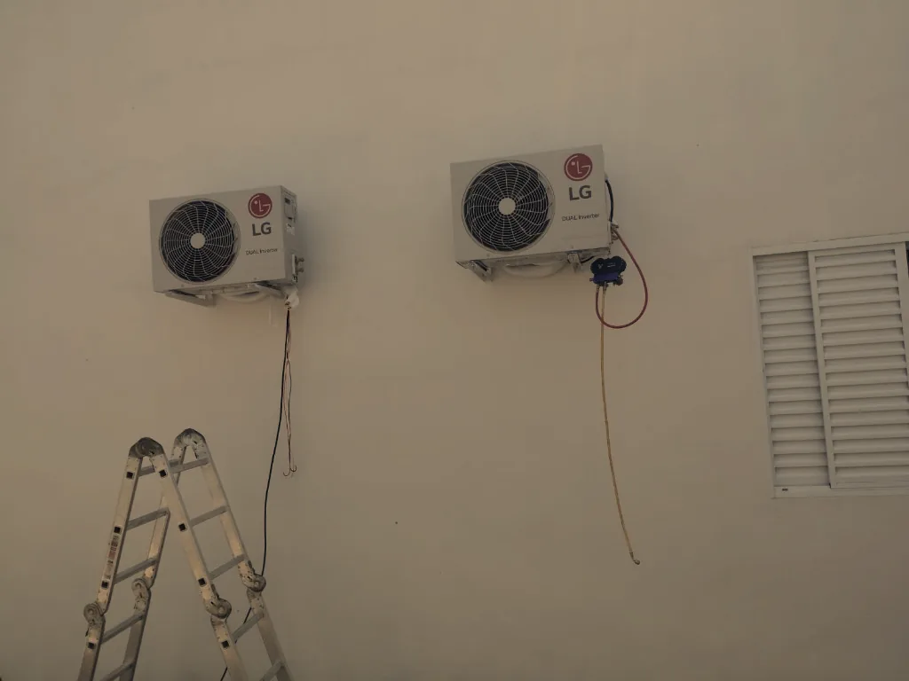 Duas condensadoras LG instaladas em fachada com manifold conectado para vácuo e carga
